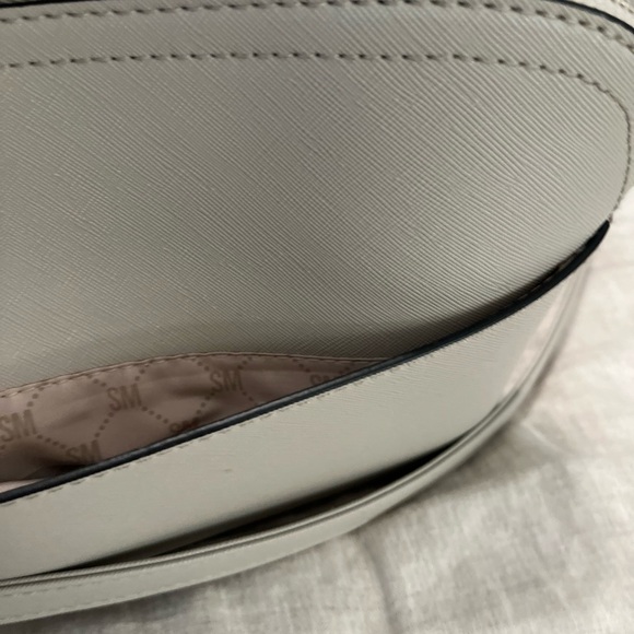 Steve Madden cross body grey purse pocket on back and 3 pockets - Picture 3 of 5